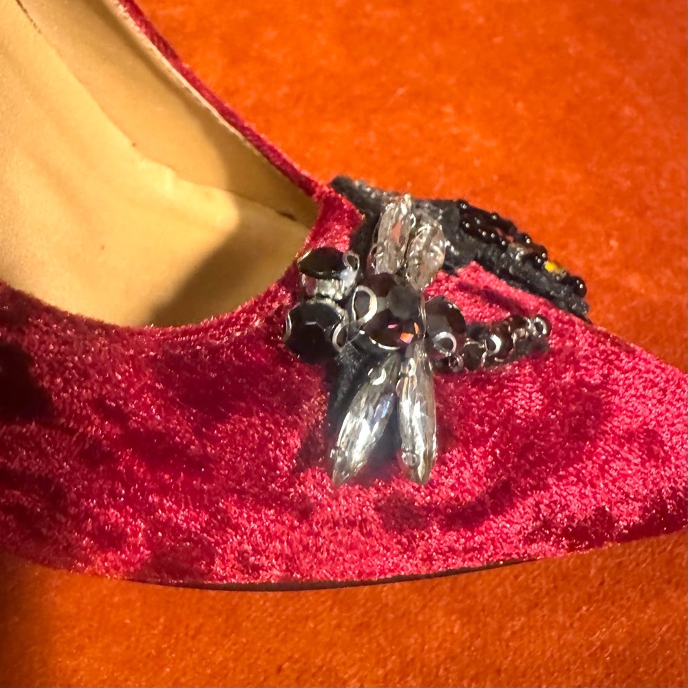 Elegant Red Velvet Heels with beaded insects - dragonfly - Picture 4 of 8